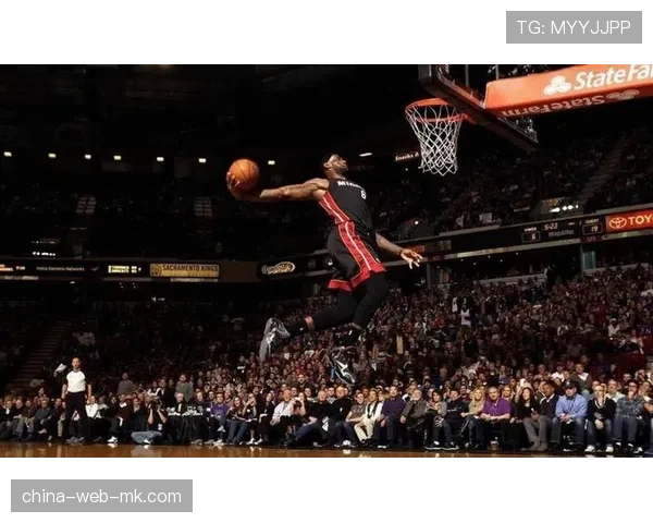 “詹姆斯突破40000分大关，现场举行简短的庆祝仪式”